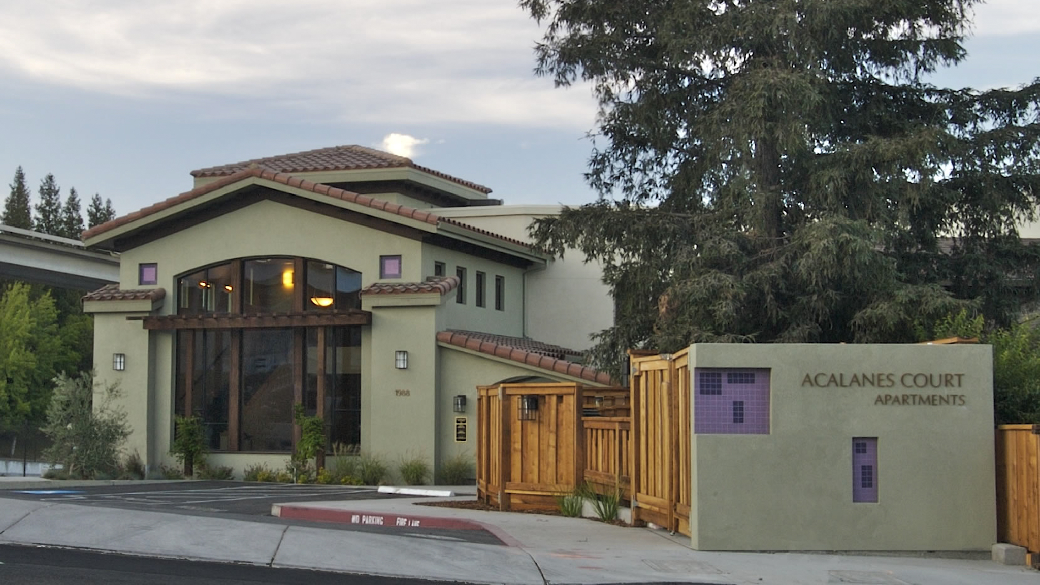 Cổng chính dẫn vào Acalanes Court tại Walnut Creek, California.