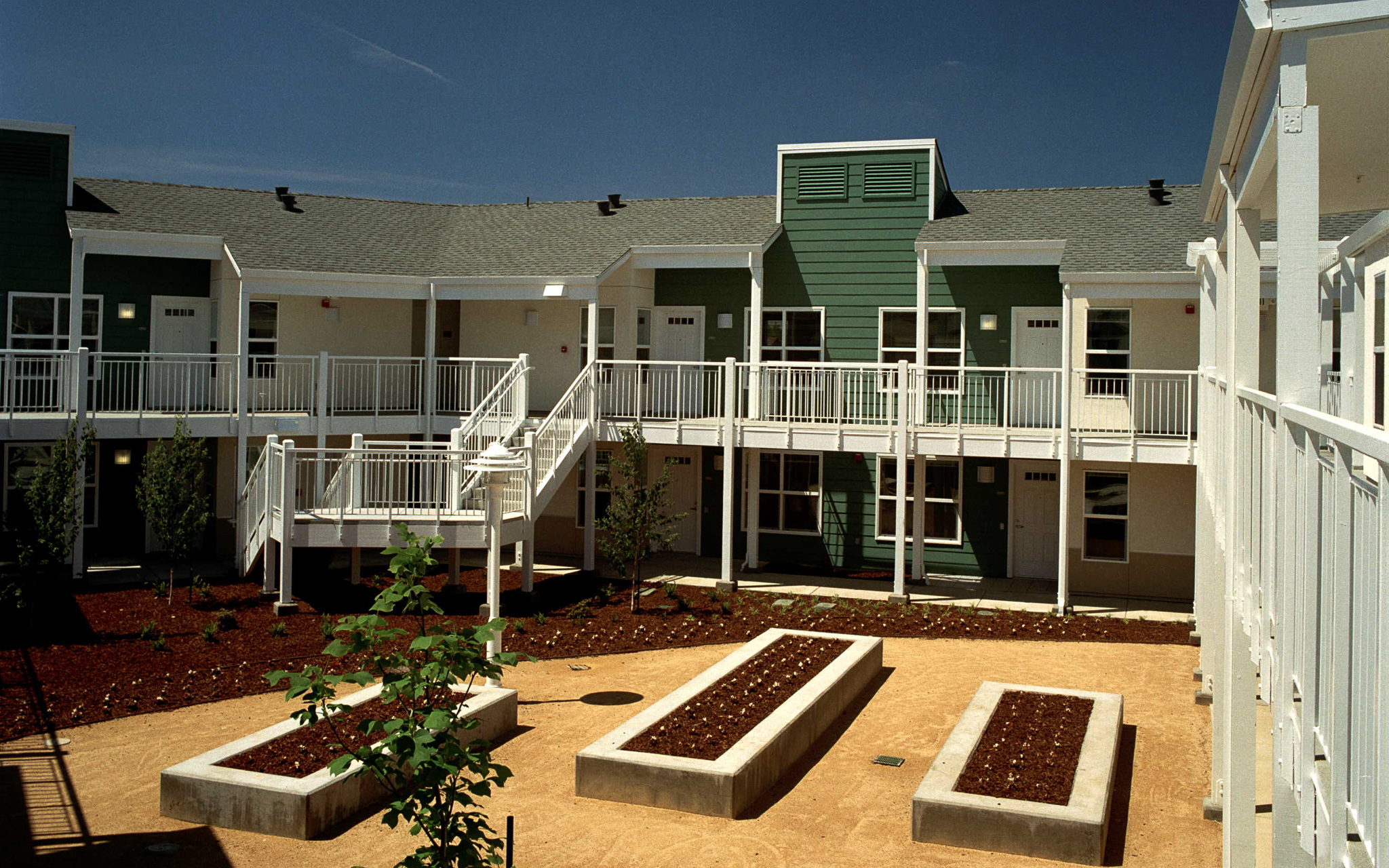 View of courtyard garden at Fremont Oak Gardens in Fremont, CA