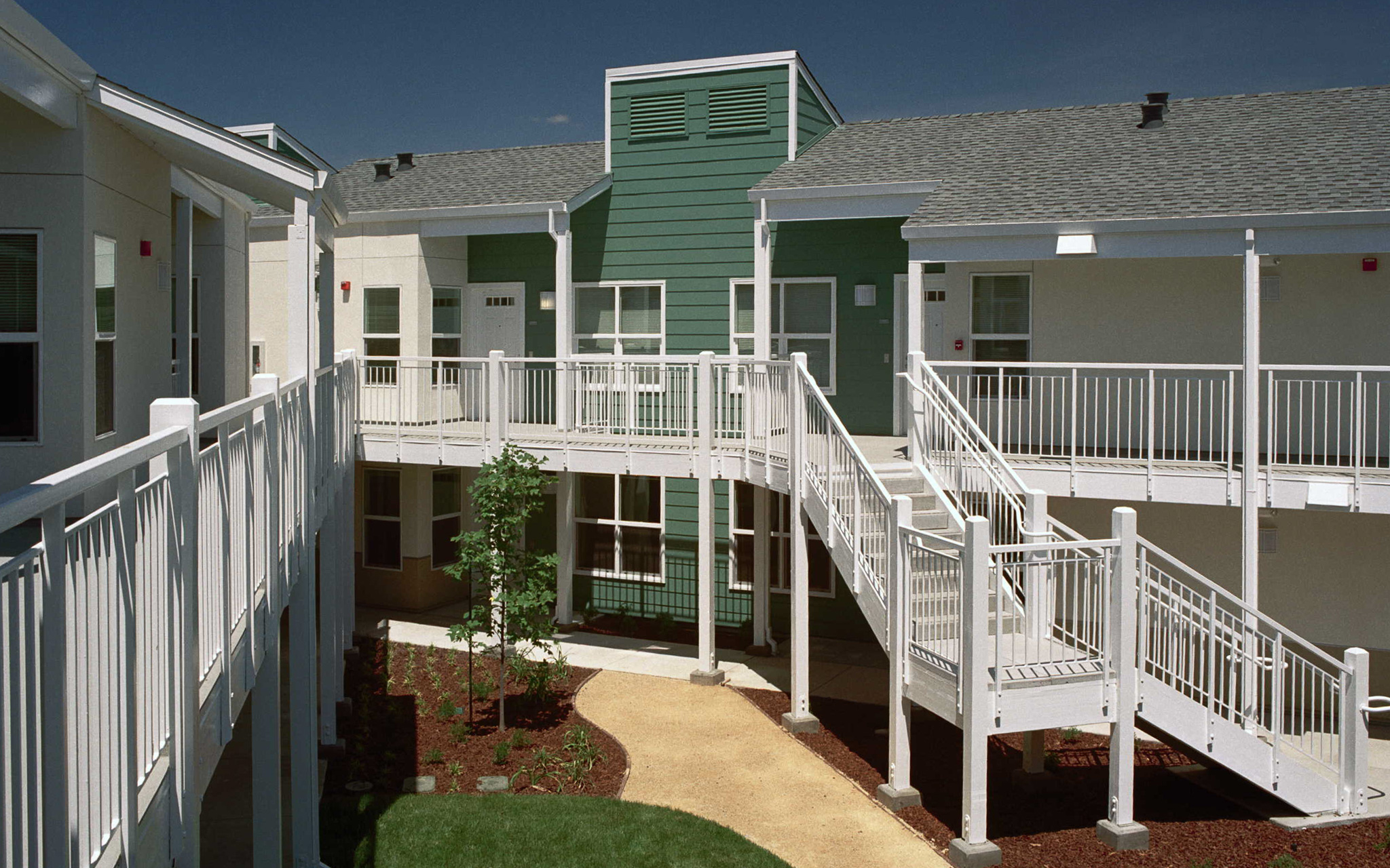 Courtyard view of Fremont Oak Gardens in Fremont, CA