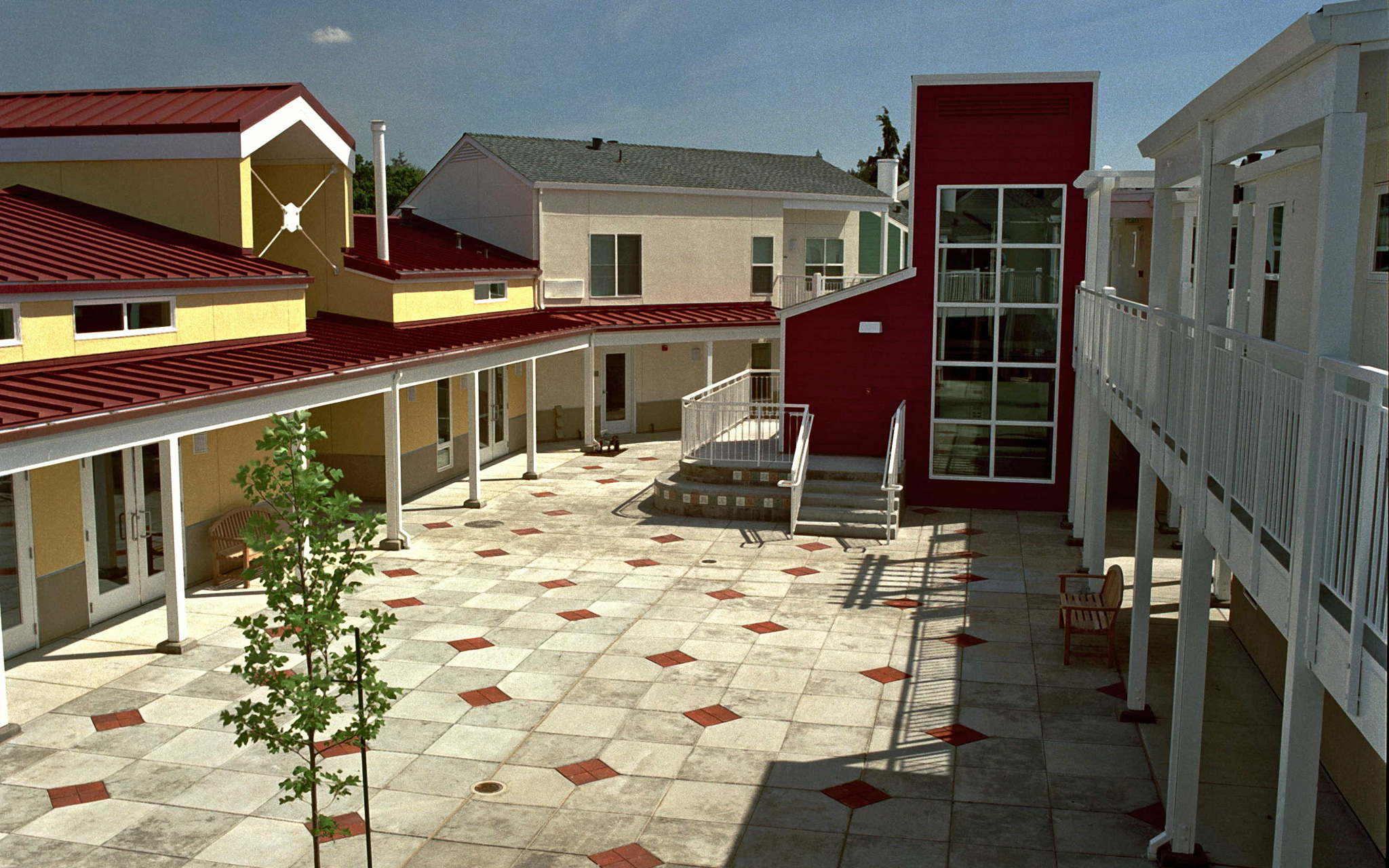 Panoramic courtyard view of Fremont Oak Gardens in Fremont, CA