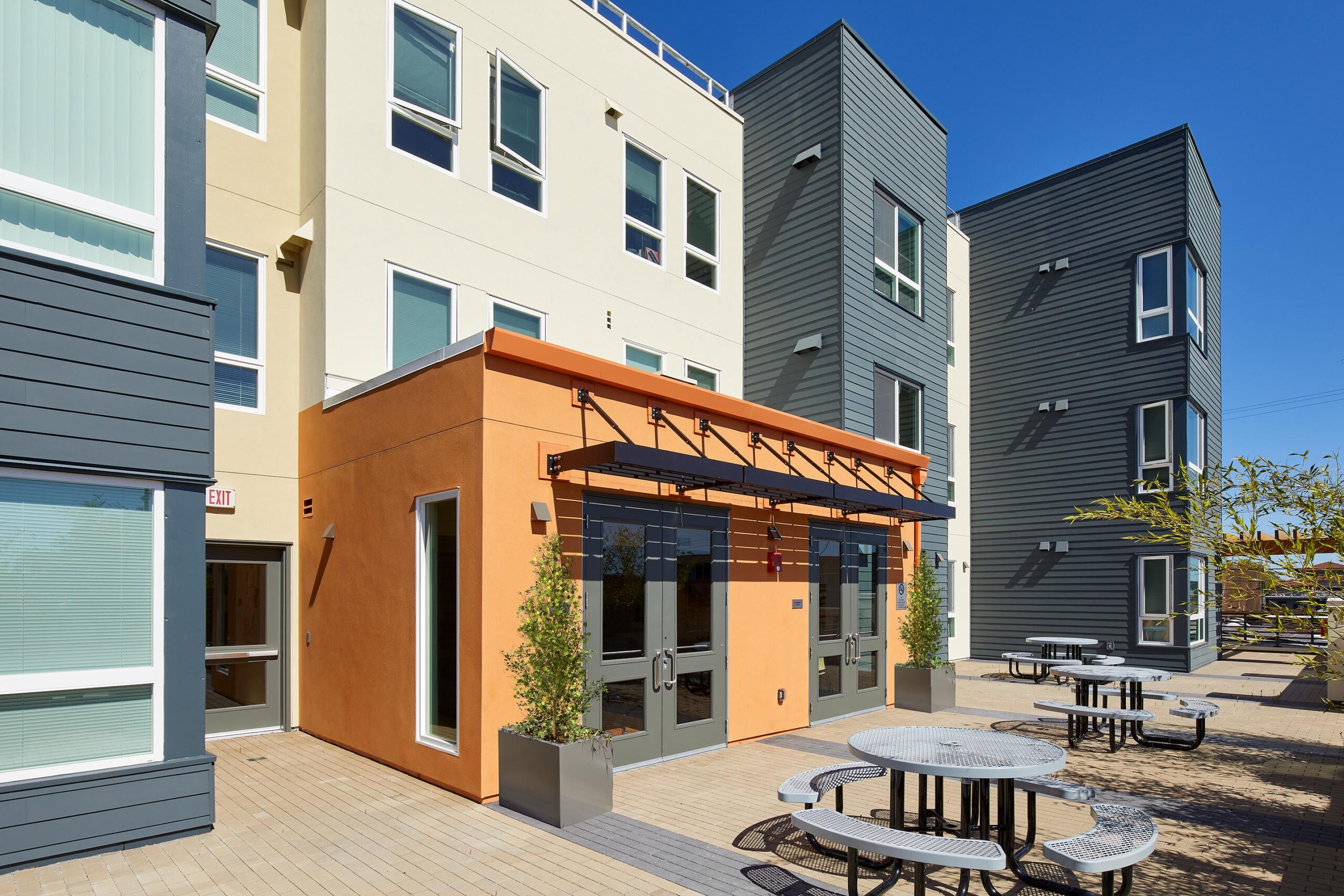 Outdoor patio space outside Grayson Apartments on San Pablo Avenue and Grayson Street in Berkeley