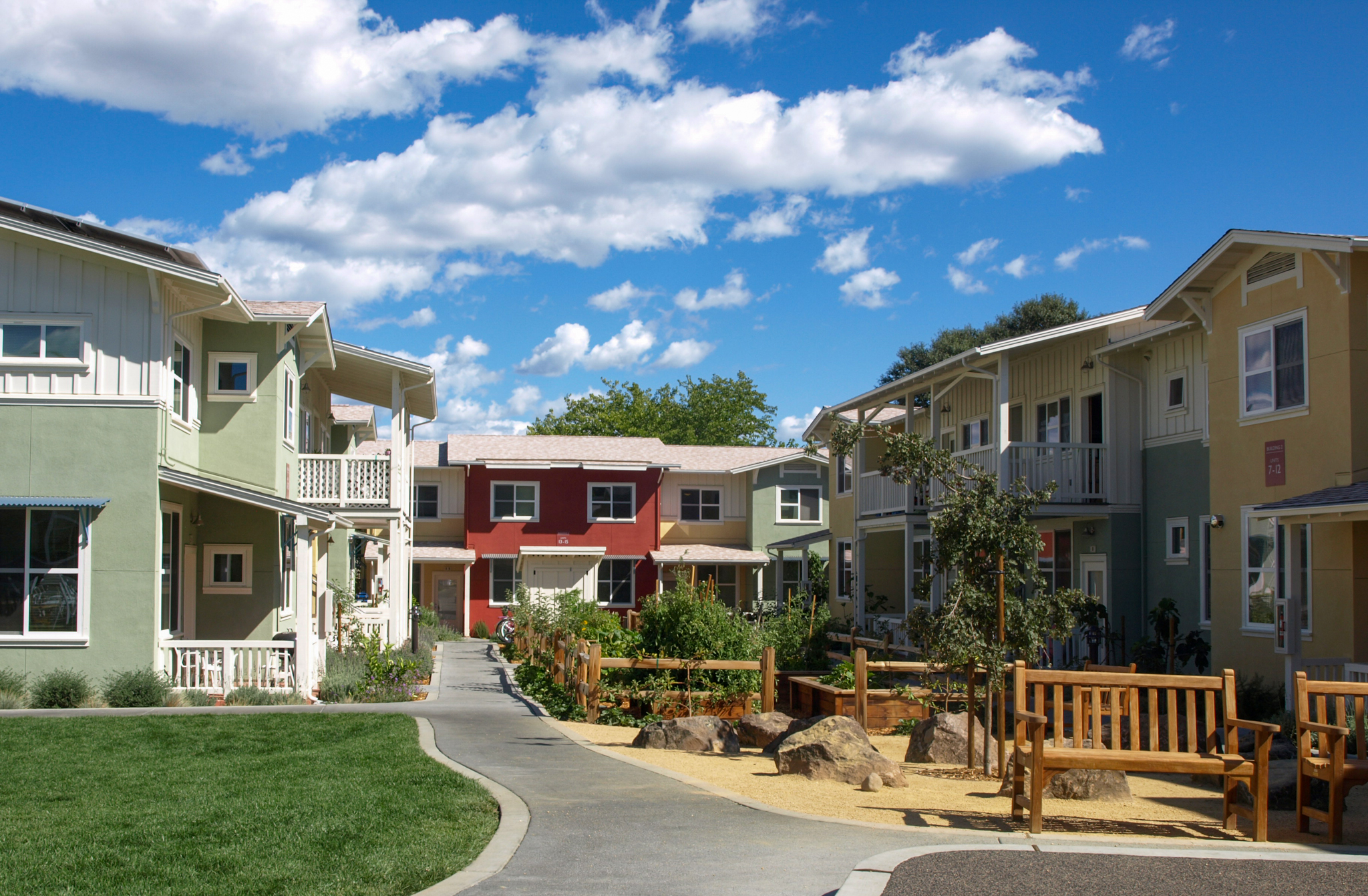 Khung cảnh sân trong của khu nhà Valley Oak Homes tại Petaluma, California